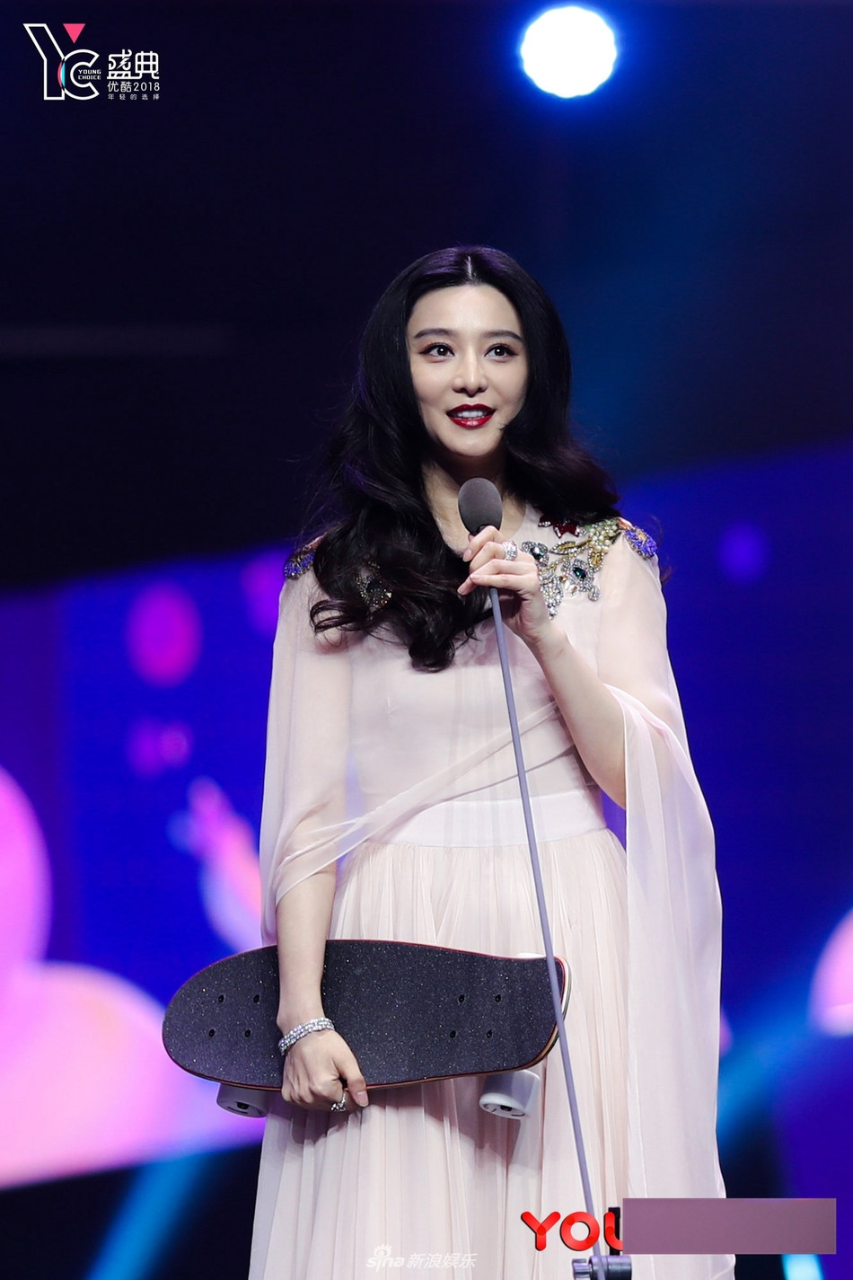 Địch Lệ Nhiệt Ba là nữ thần khí chất, vượt xa Phạm Băng Băng